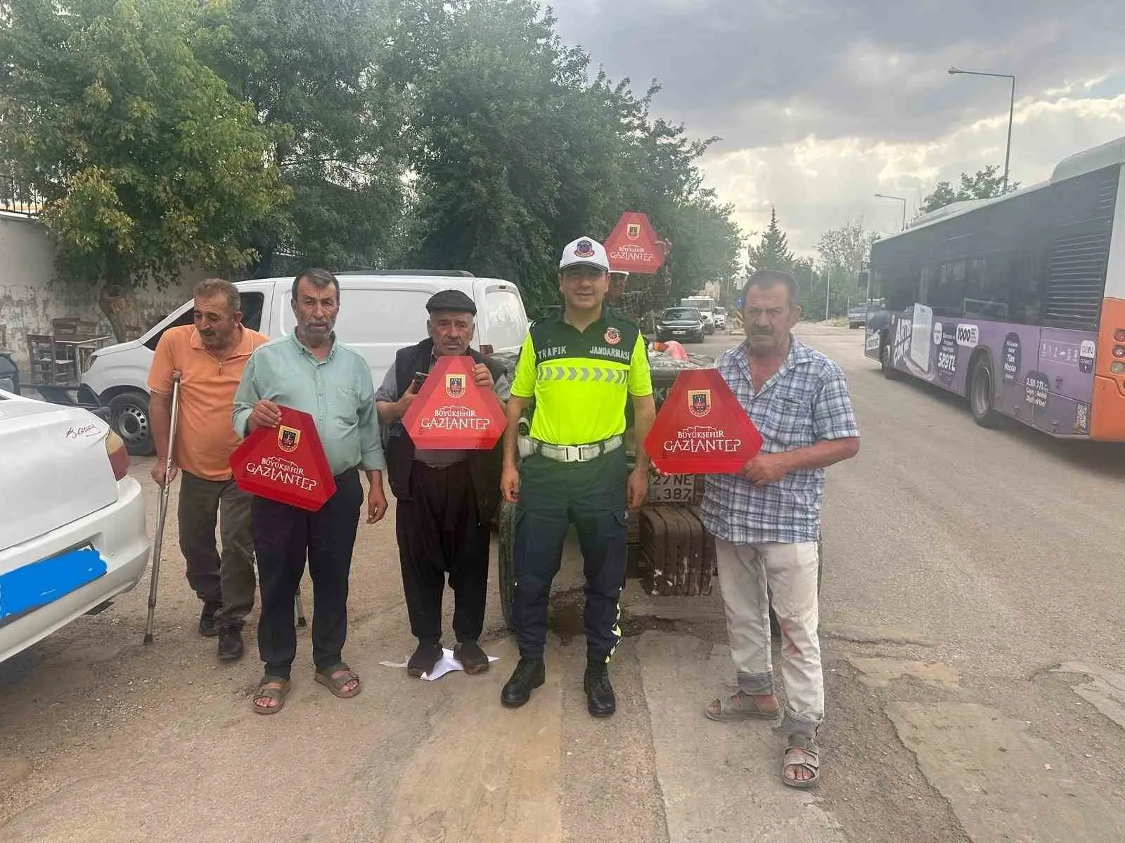 Gaziantep’te jandarma ekiplerinin traktör sürücülerine yönelik trafik güvenliği bilgilendirmesi ve reflektör dağıtımı