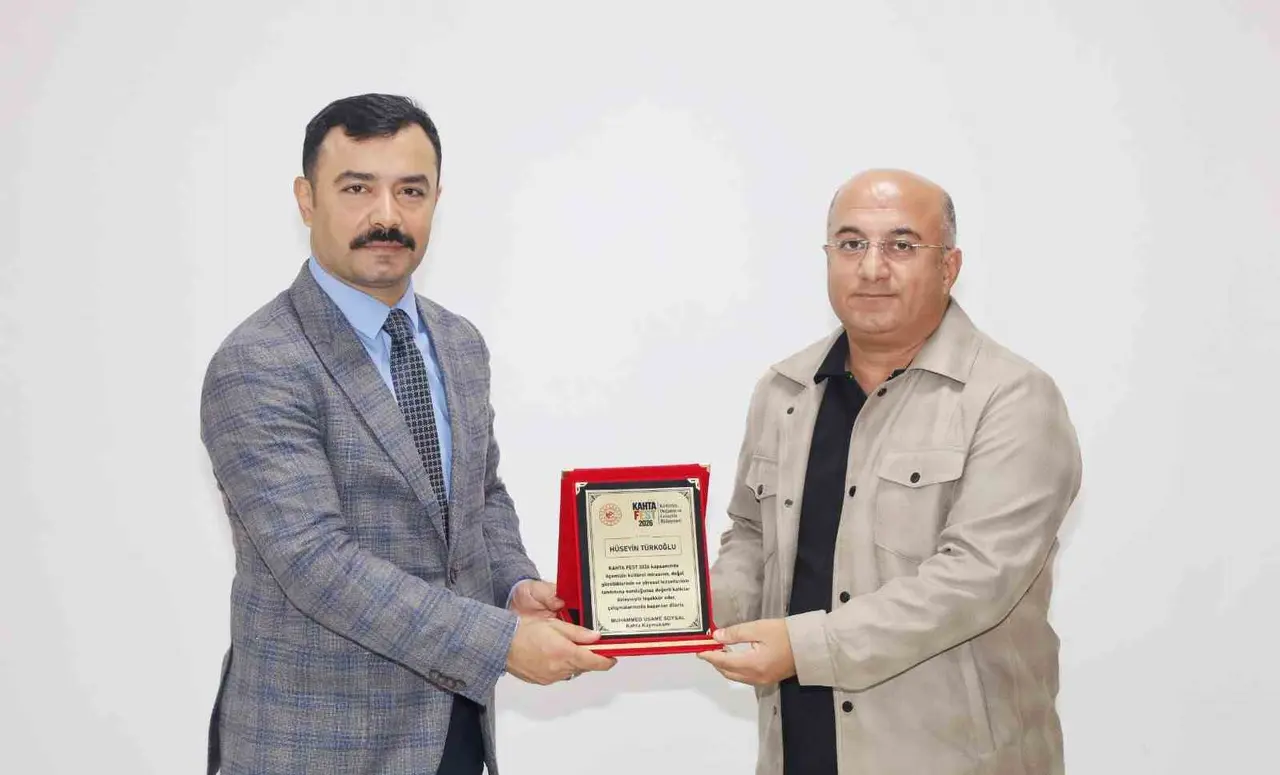 Kahta’daki festival çalışmaları için basın mensubuna teşekkür plaketi