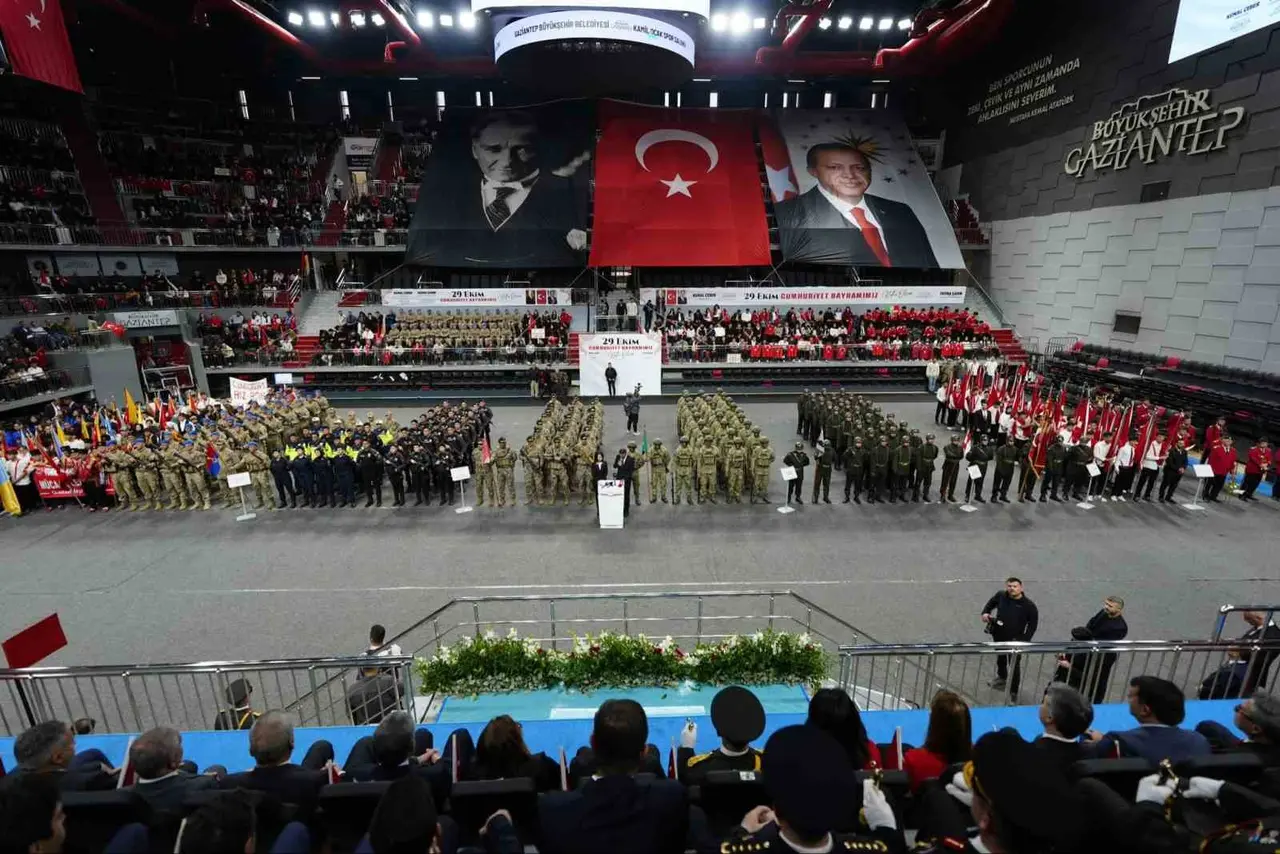 Gaziantep’te 29 Ekim töreni Kamil Ocak Spor Salonu’nda gerçekleştirildi