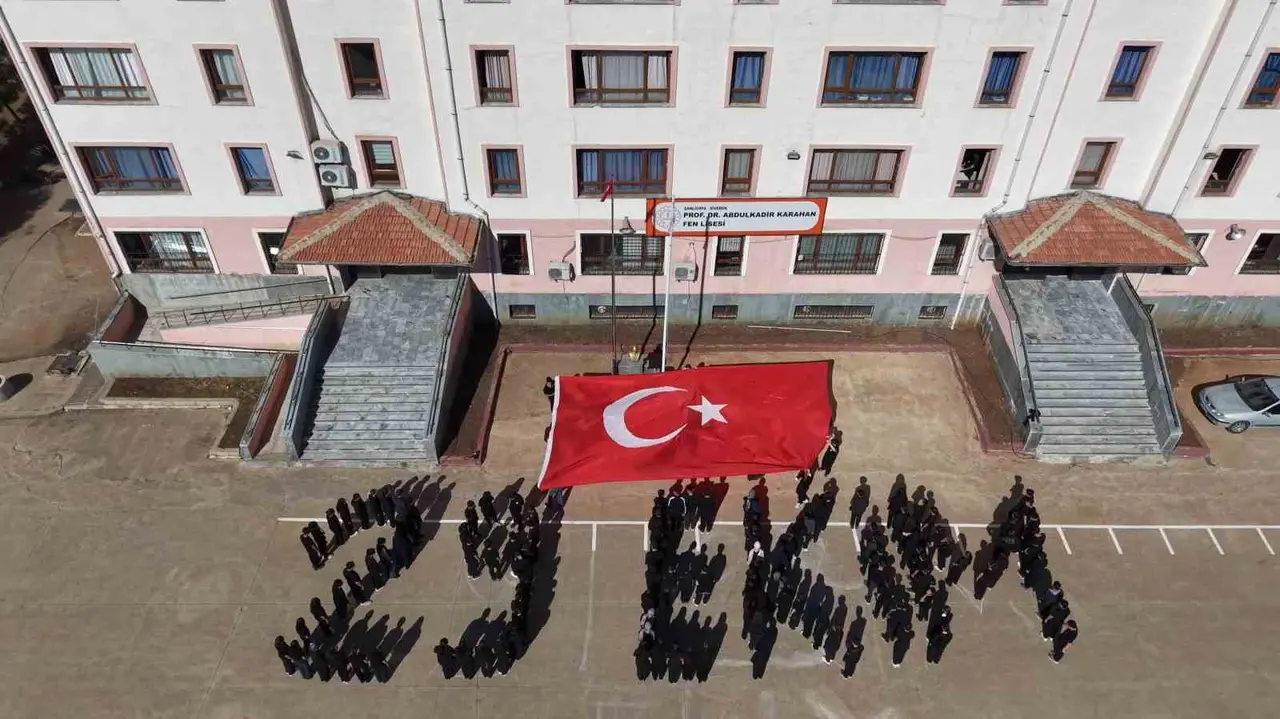 Siverek Abdülkadir Karahan Fen Lisesi öğrencilerinin 29 Ekim koreografisi ve Türk bayrağı açtığı etkinlik