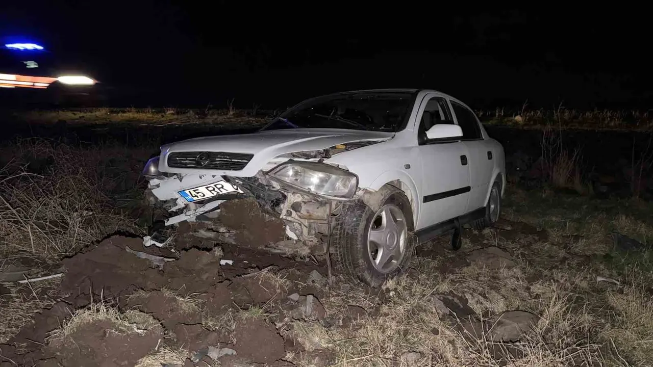 Şarampole devrilen otomobil ve olay yerine sevk edilen sağlık ekiplerini gösteren haber görseli