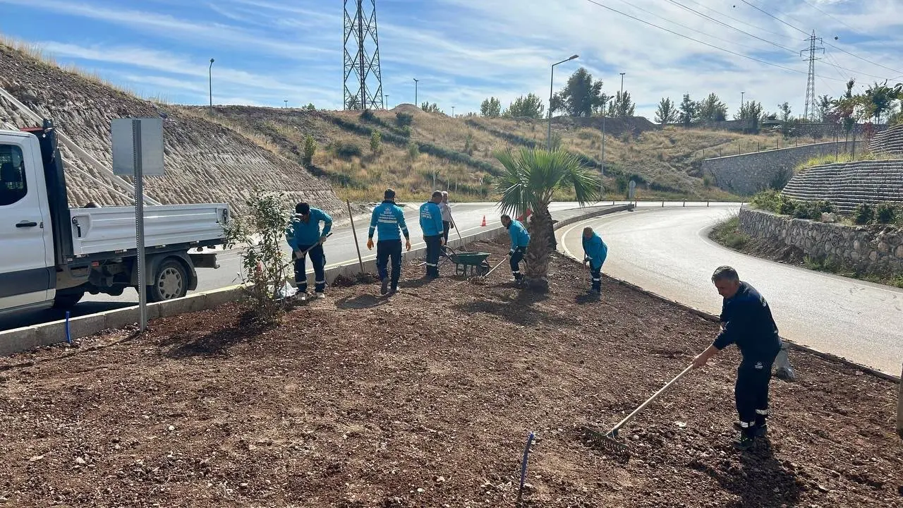 Adıyaman’daki park, kavşak ve refüjlerde yürütülen peyzaj ve bakım çalışmaları