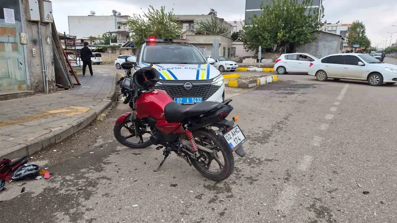 Adıyaman Karapınar Caddesi’nde otomobil ile motosikletin çarpıştığı kaza yeri