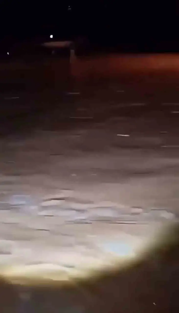 Şanlıurfa Karaali Mahallesi’nde sağanak sonrası su basan otel ve akaryakıt istasyonu bahçeleri ile su birikintisi bulunan yollar