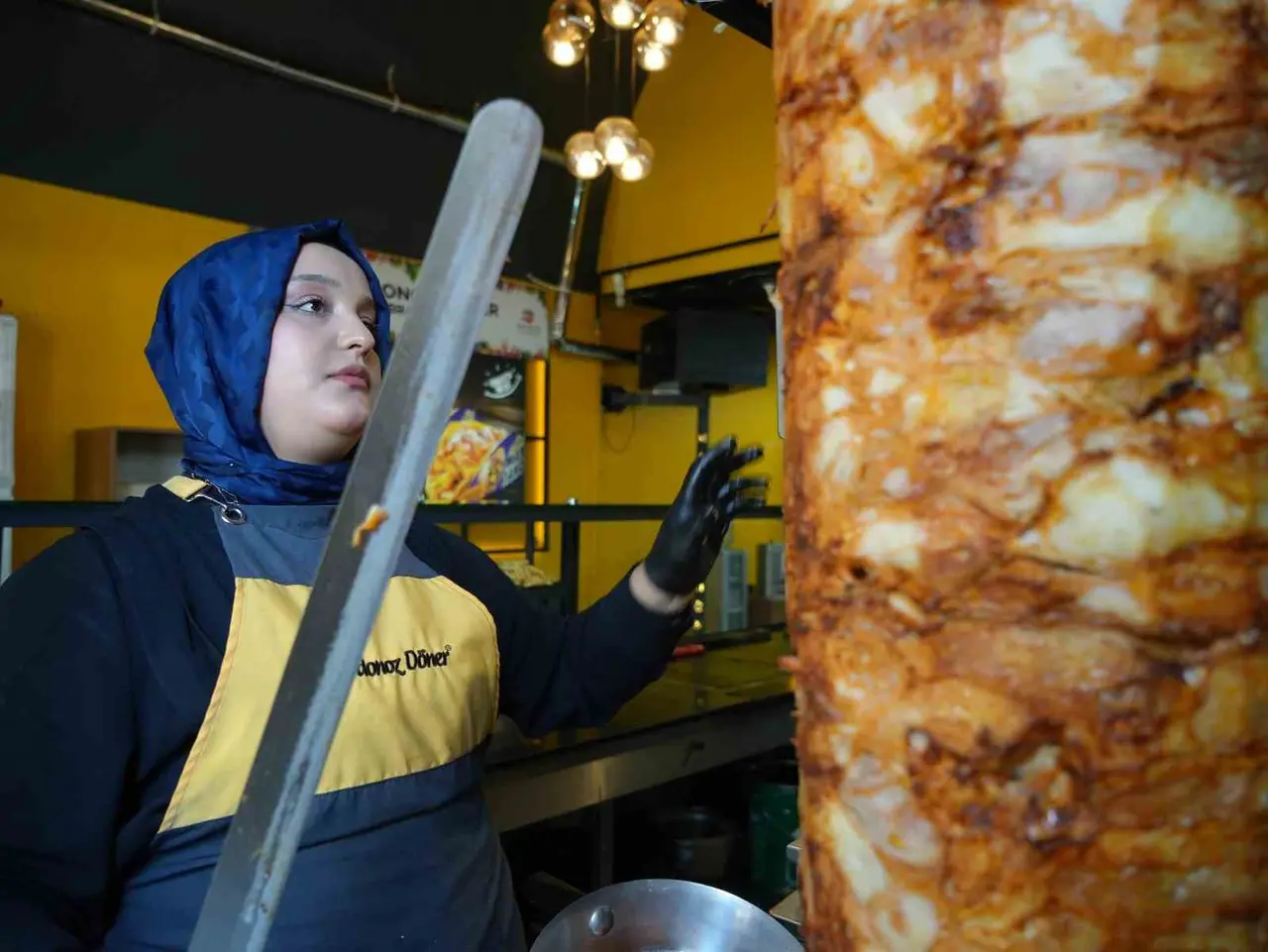 20 yaşındaki döner ustası kadın erkeklere taş çıkartıyor
