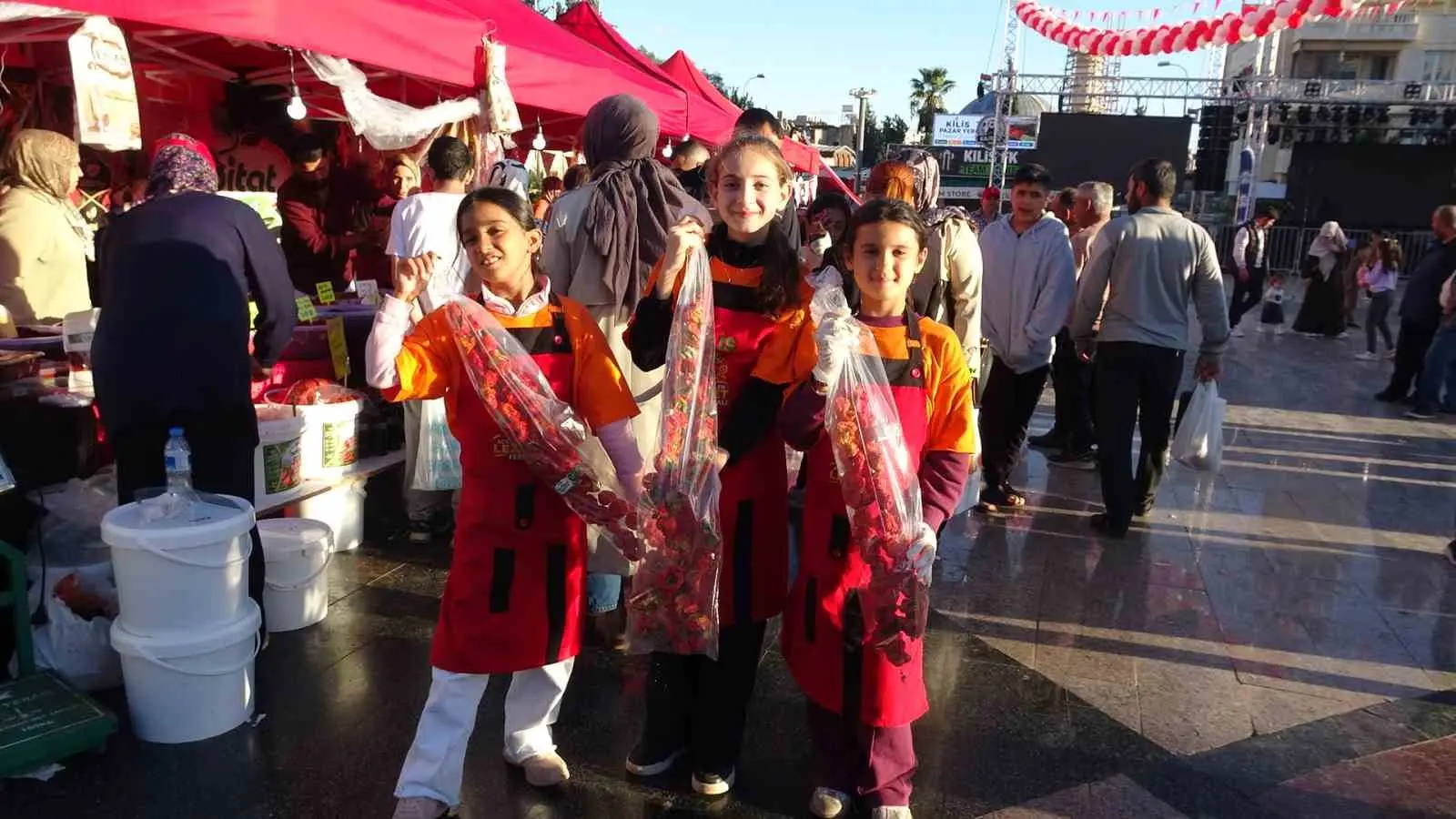 Kilis Cumhuriyet Meydanı’ndaki Biber Festivali stantları ve ziyaretçiler