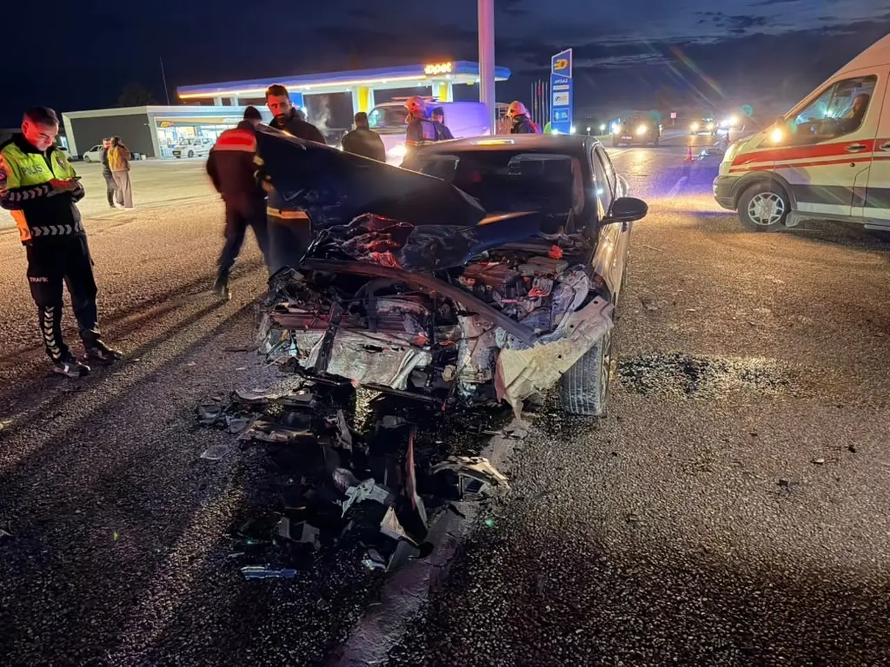 Kahta’da otomobil ile kamyonetin çarpıştığı kaza sonrası olay yeri ve araçlar
