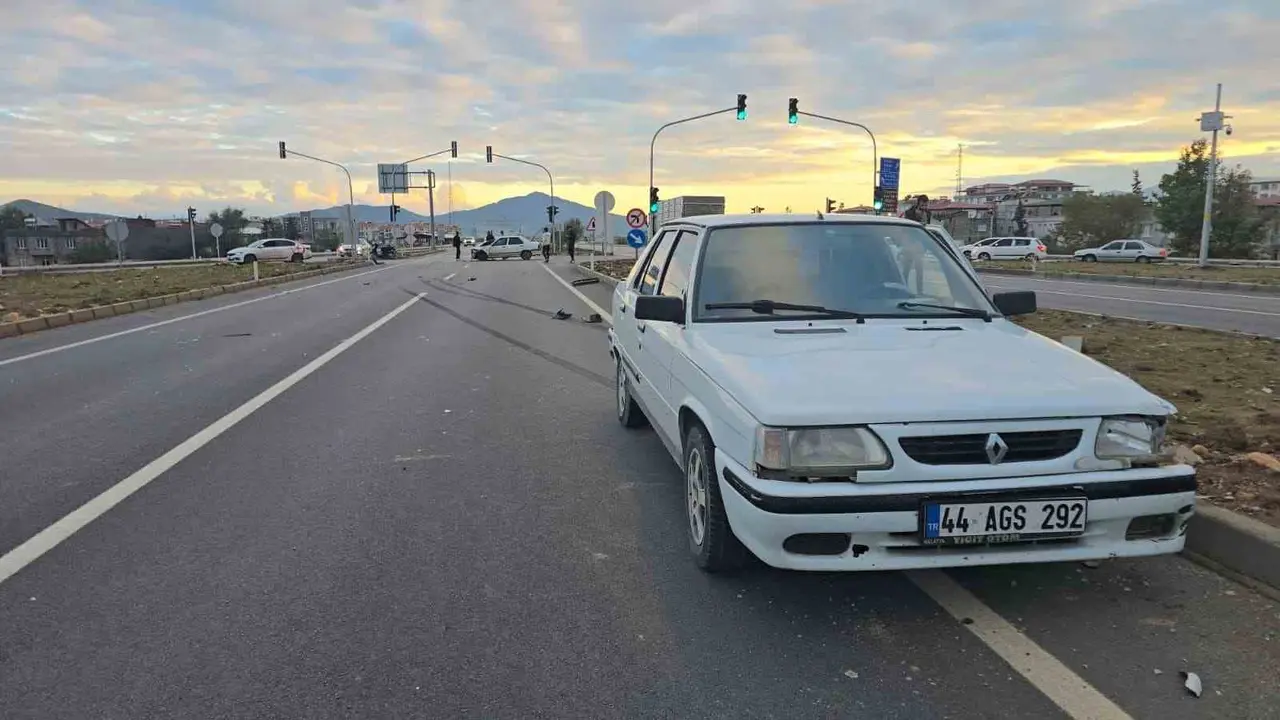 İslahiye otogar kavşağında çarpışan iki otomobil
