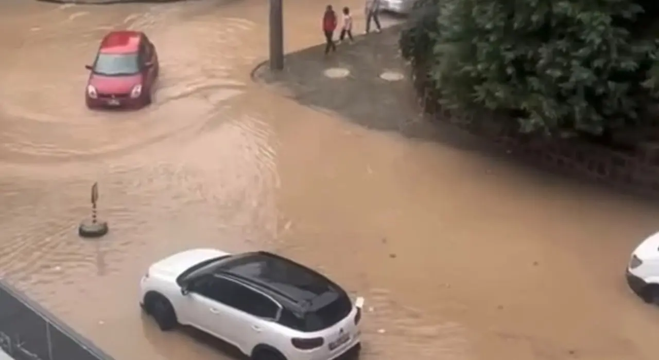 Gaziantep’te sağanak nedeniyle cadde ve yollar suyla kaplandı