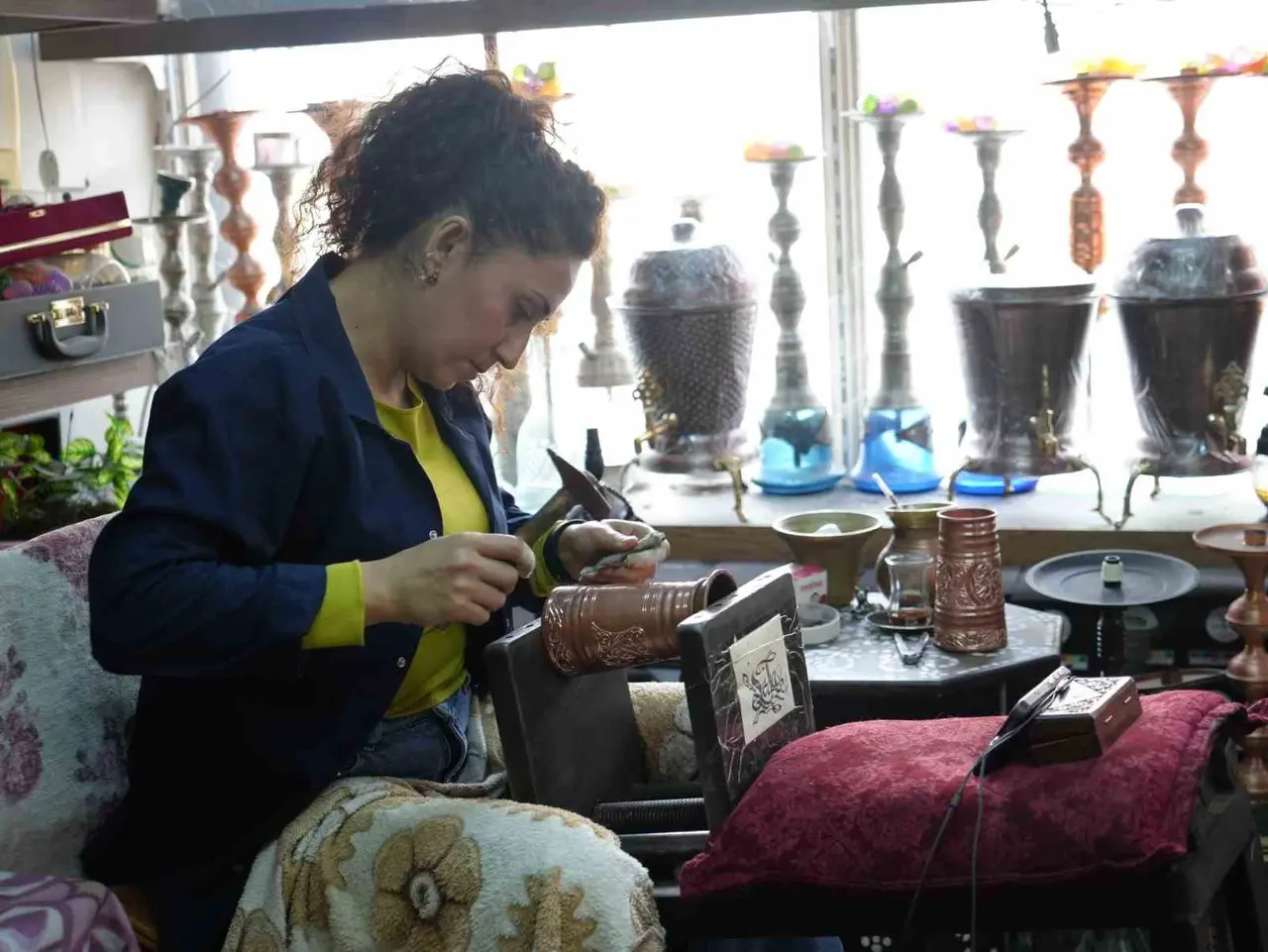 Kadın bakır ustası erkeklere taş çıkartıyor