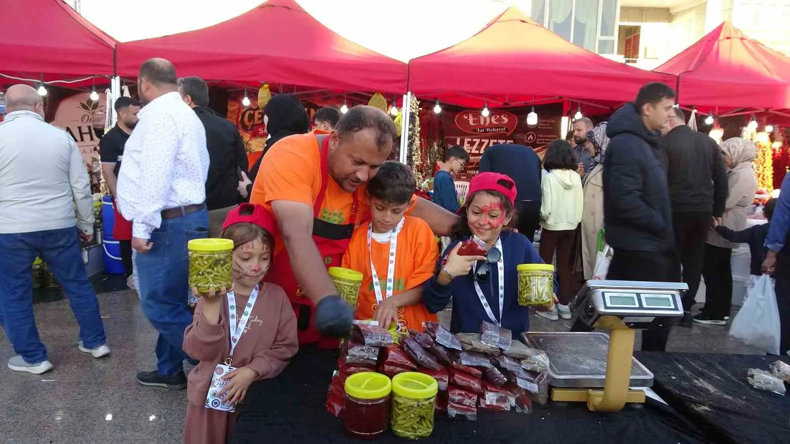 Kilis Cumhuriyet Meydanı’ndaki Biber Festivali stantları ve ziyaretçiler