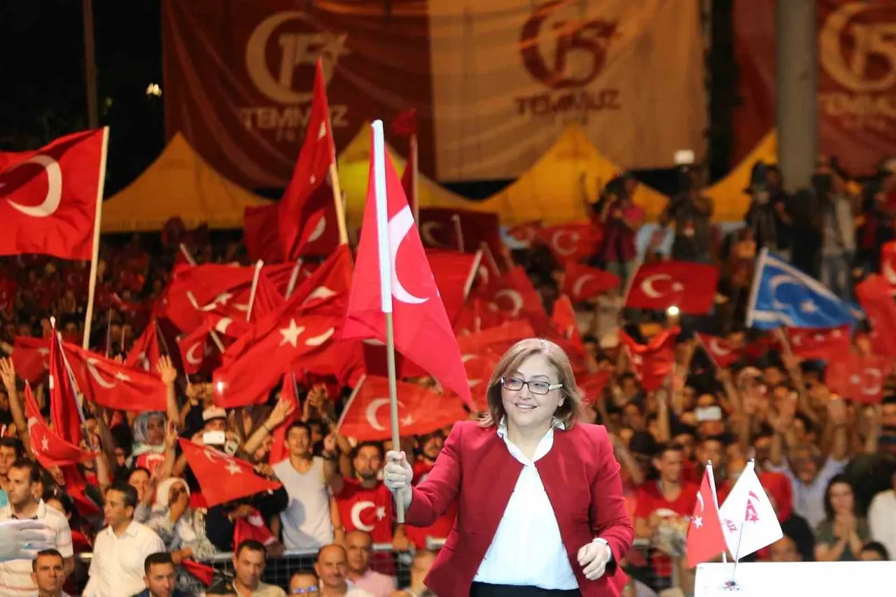 Fatma Şahin’den 29 Ekim mesajı: Cumhuriyet geleceğe güvenle bakmanın dayanağı