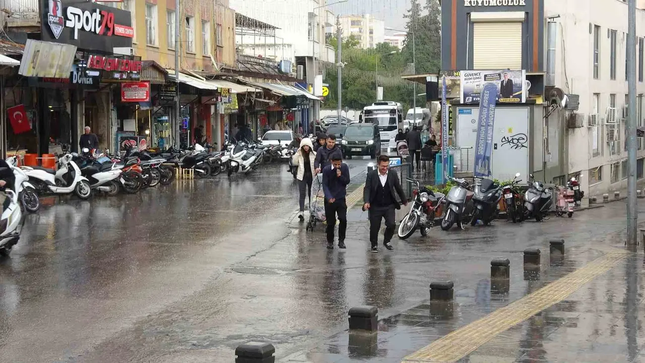 Kilis’te Yağış Ulaşımı Etkilerken Sürücüler Tedbir Aldı