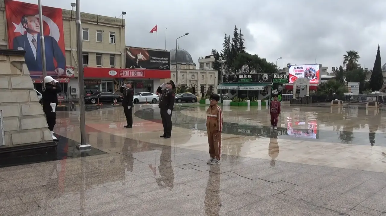 Kilis’te tören sırasında çocuklardan askerlere anlamlı eşlik