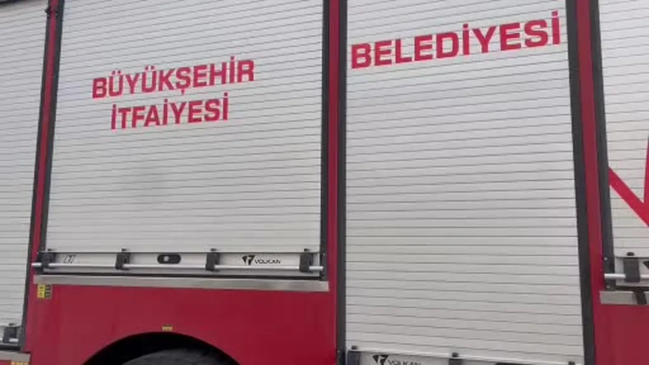 Kızıltepe’deki iş merkezinde çöken asansör kabini ve olay yerinde çalışma yapan ekipler