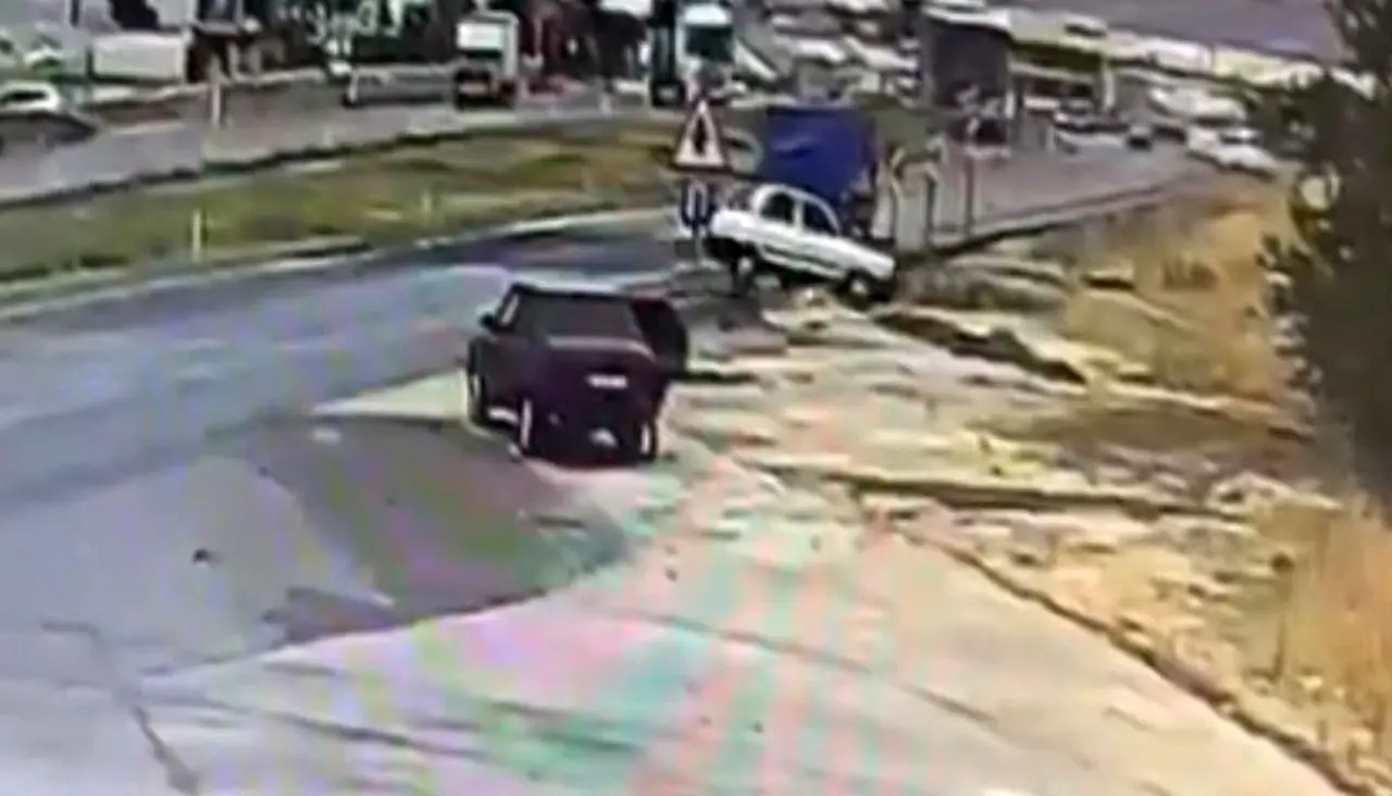 Nizip’te otomobil menfeze savruldu: 2 yaralı kamerada