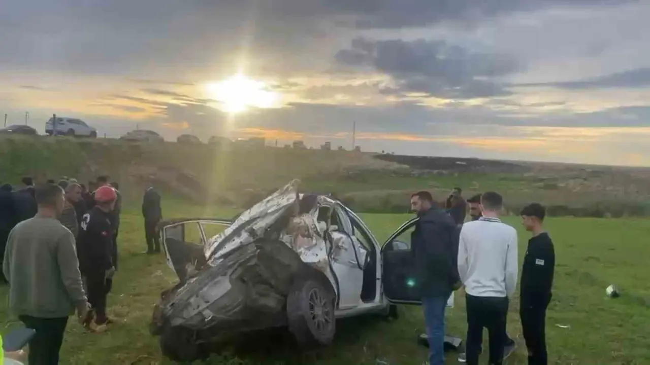 Şanlıurfa’da şarampole yuvarlanan otomobil ve kaza bölgesinde ekiplerin çalışması