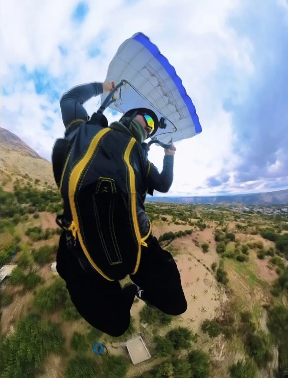 Tut semalarında ilk wingsuit uçuşu İrlandalı sporcuyla yapıldı