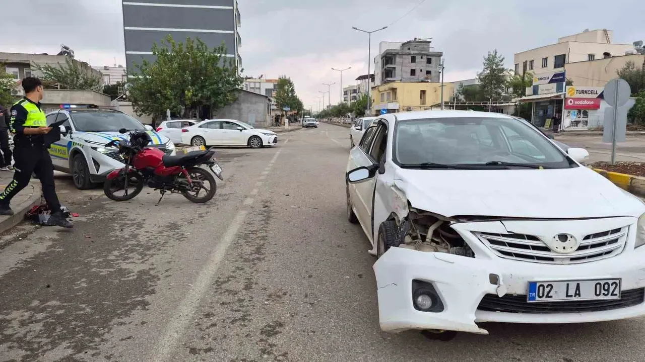 Karapınar Caddesi’nde iki araç çarpıştı, motosiklet sürücüsü yaralandı