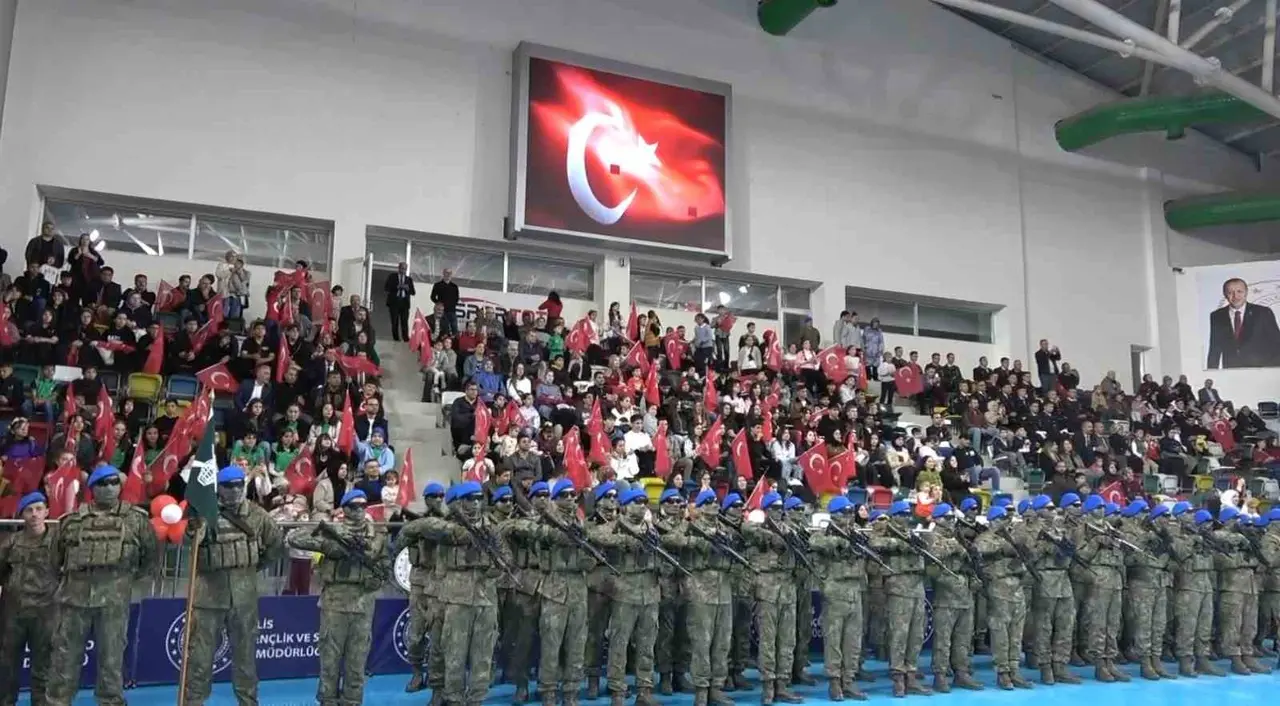 Jandarmadan Türk bayraklı insan piramidi gösterisi