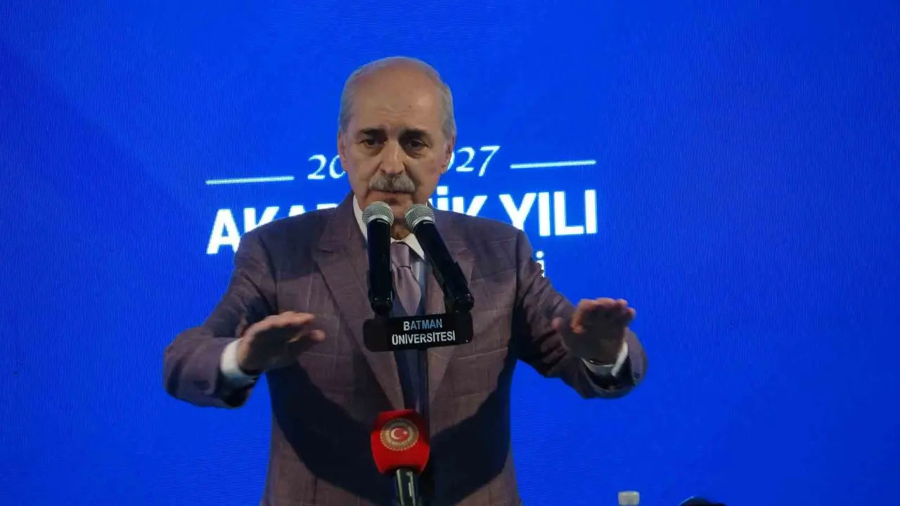 Batman Üniversitesi akademik yıl açılış töreninde konuşan TBMM Başkanı Numan Kurtulmuş ve programa katılan davetliler