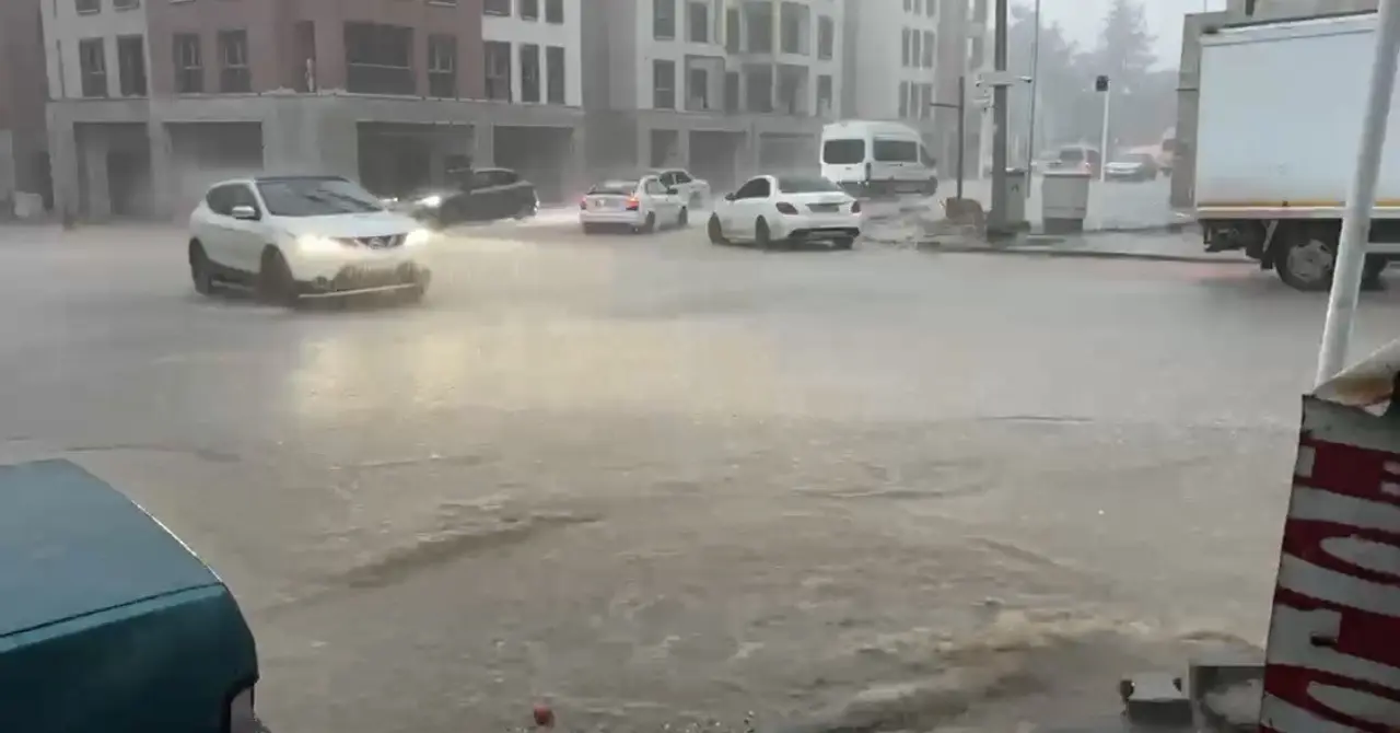 Besni’de yağmur sonrası yollar suyla kaplandı