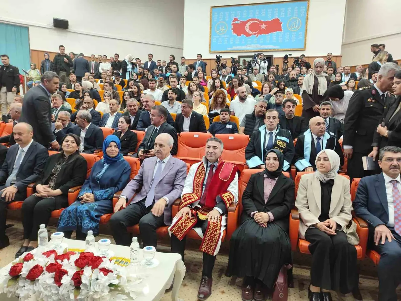 Batman Üniversitesi akademik yıl açılış töreninde konuşan TBMM Başkanı Numan Kurtulmuş ve programa katılan davetliler