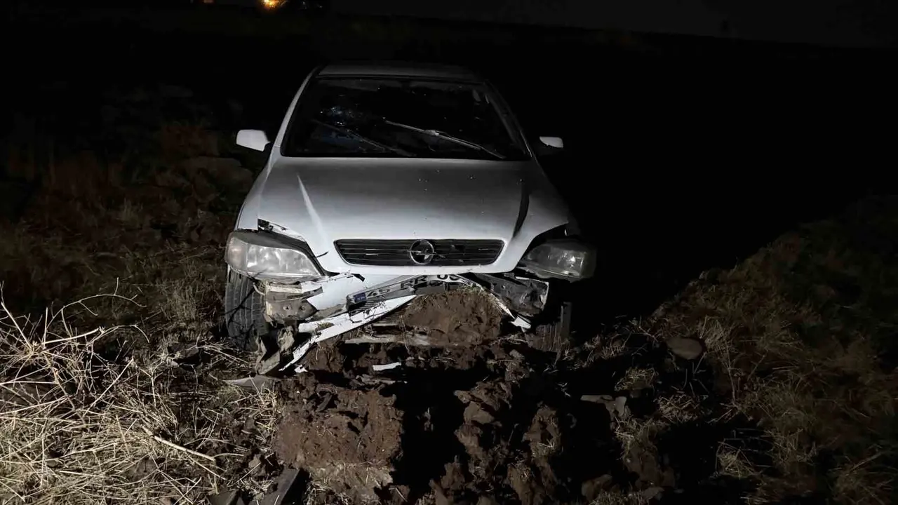Şarampole devrilen otomobil ve olay yerine sevk edilen sağlık ekiplerini gösteren haber görseli