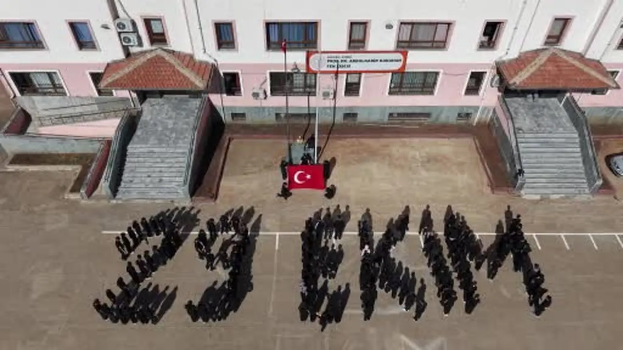 Siverekli öğrencilerden Cumhuriyet Bayramı için 29 Ekim koreografisi