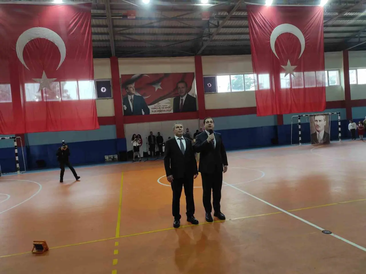 Sason İlçe Spor Salonu’nda düzenlenen Cumhuriyet Bayramı töreni ve öğrencilerin sahne gösterileri