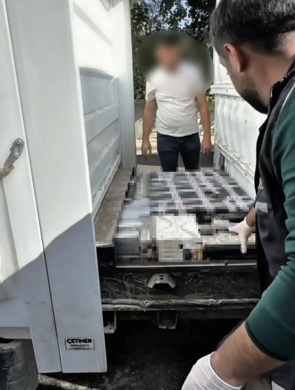 Nusaybin’de araçta ele geçirilen kaçak sigaralar