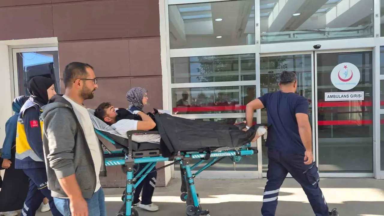 Besni'de motosikletle hafif ticari araç çarpıştı, sürücü yaralandı