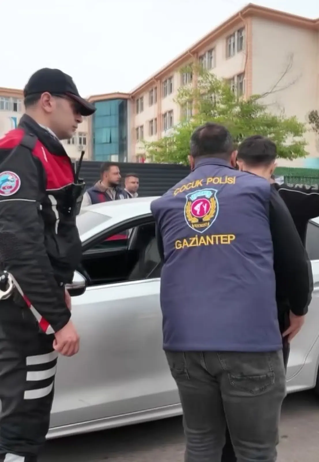 Okul çevresinde denetim yapan emniyet ekipleri ve kontrol edilen servis araçları
