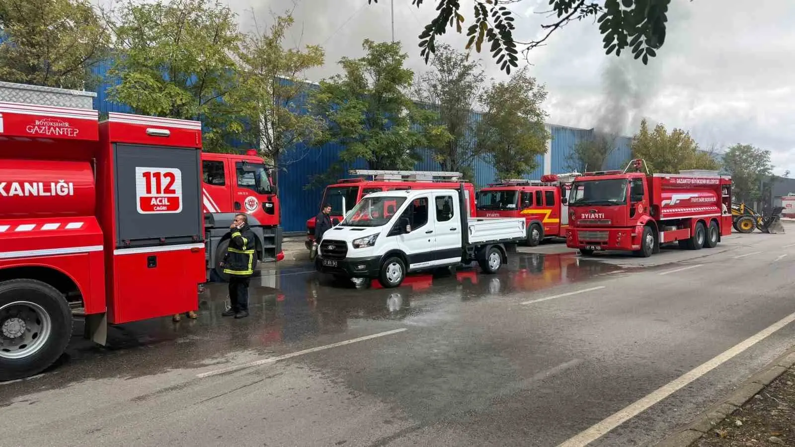 Gaziantep’teki pamuk fabrikasında itfaiye ekiplerinin yangına müdahalesini gösteren olay yeri görüntüsü