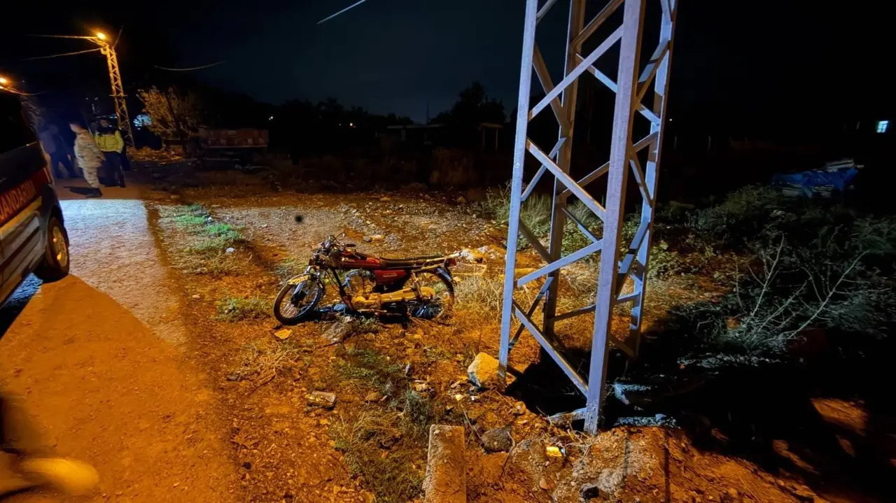 Adıyaman’da motosiklet elektrik direğine çarptı: Sürücü yaşamını yitirdi