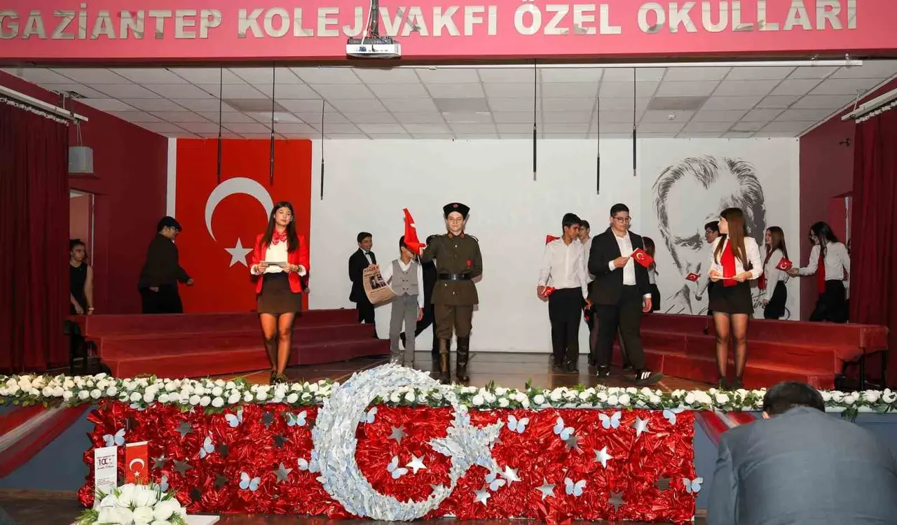 Gaziantep’te Cumhuriyet Bayramı, GKV öğrencilerinin sahne performanslarıyla kutlandı