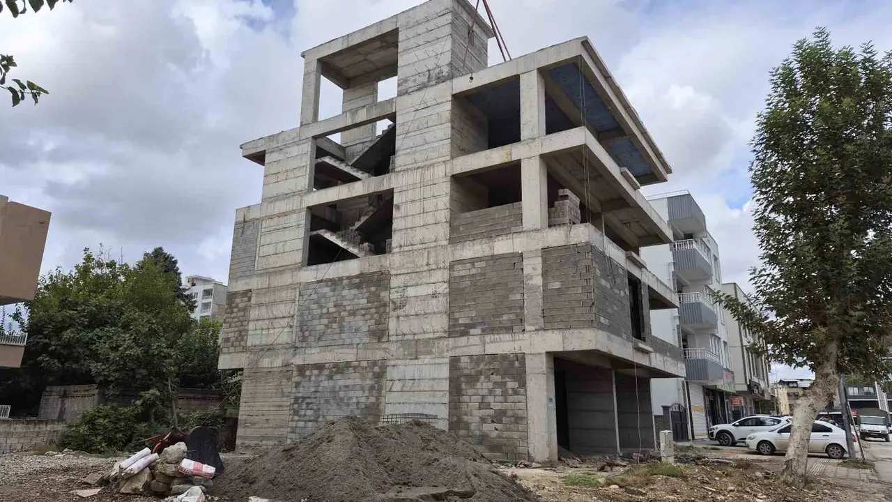 Adıyaman’da binadan düşen 38 yaşındaki işçi hastaneye kaldırıldı