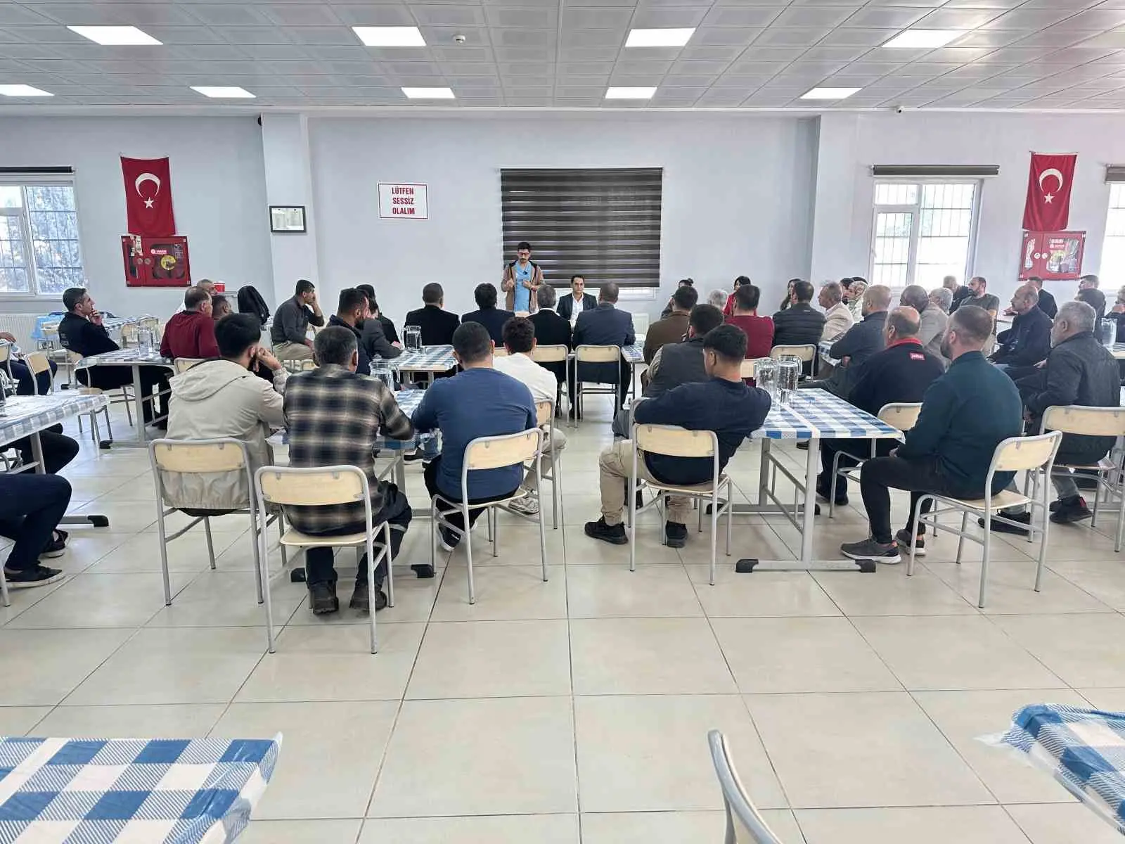 Eğitim sırasında Heimlich manevrası ve temel yaşam desteği uygulamalarının anlatıldığı sağlık eğitimi görüntüsü
