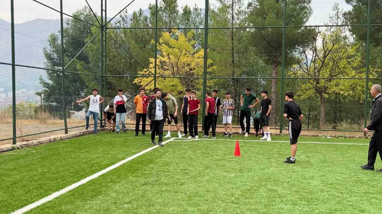 Sason ilçe sentetik çim sahasında atletizm yarışlarına katılan öğrenciler