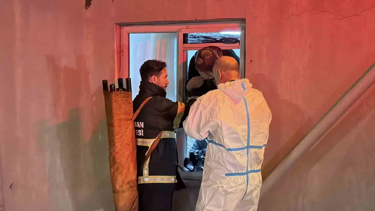 Adıyaman’da su basan evde mahsur kalan iki kadın pencereden çıkarıldı
