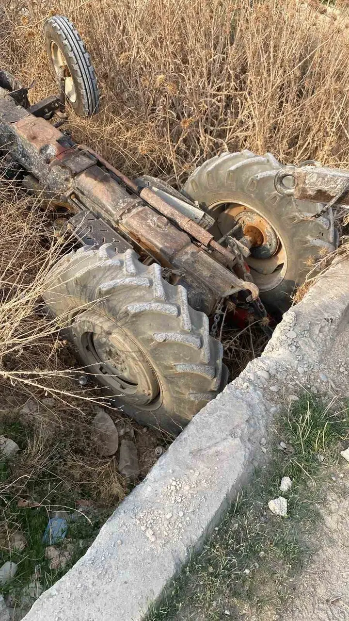 Dereye devrilen toprak yüklü traktör ve kaza bölgesini gösteren olay yeri görüntüsü