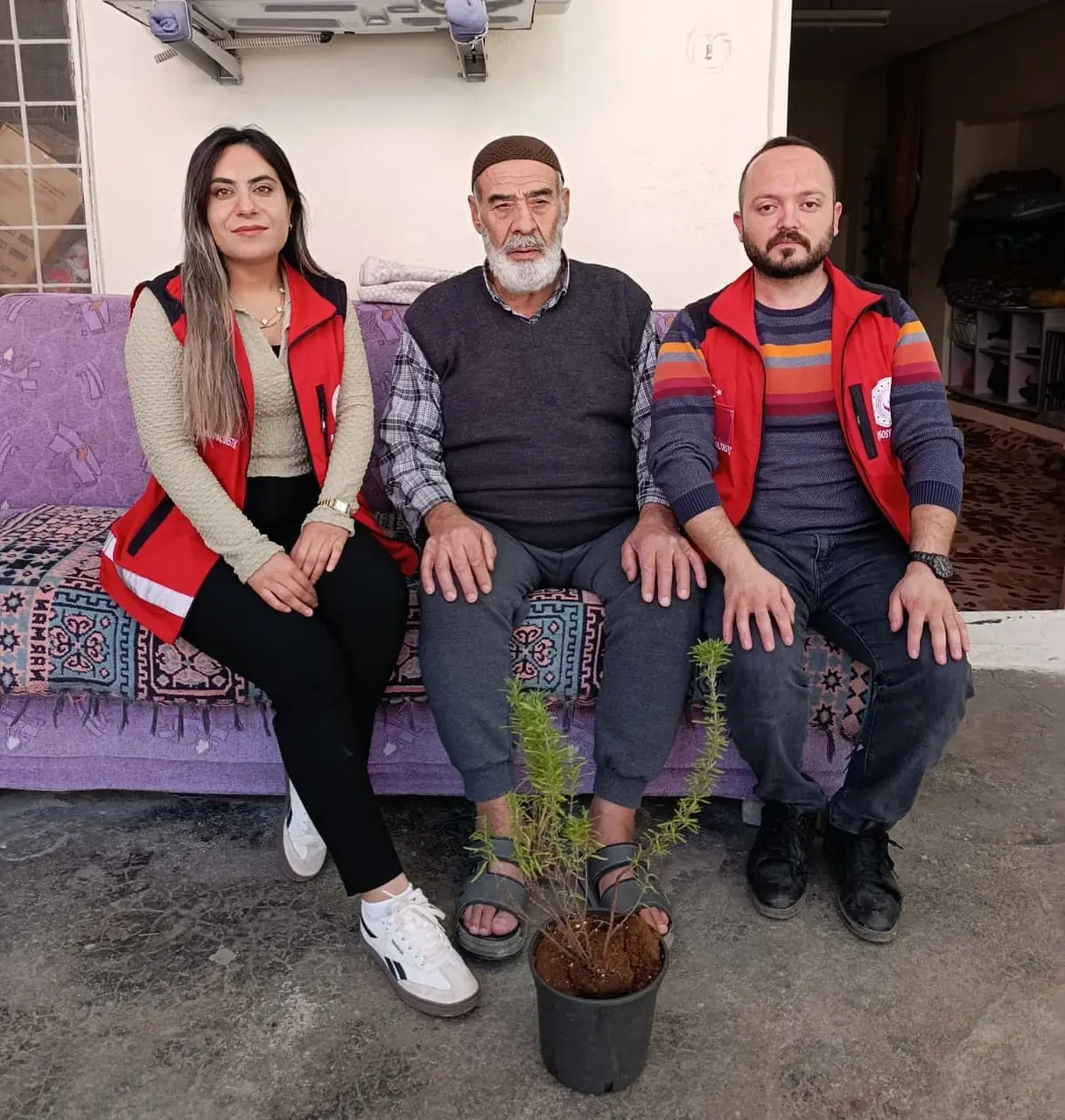 Besni’de yaşlı bireylere fidan teslimi sırasında gerçekleştirilen etkinlikten görüntü
