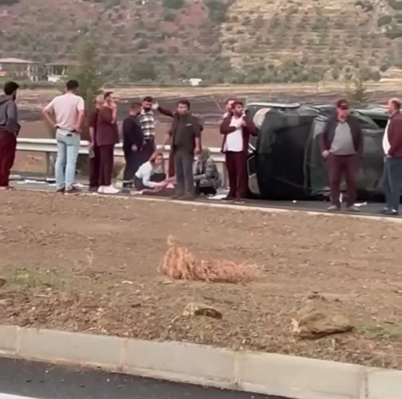 İslahiye’de refüjü aşan araç karşı yola devrildi: 4 yaralı