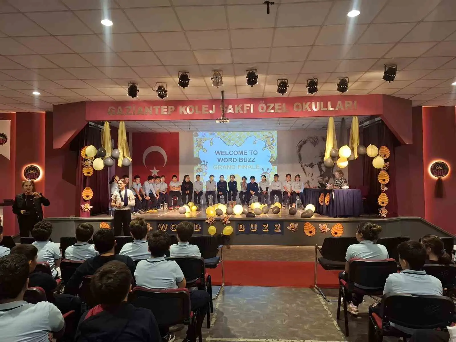 Gaziantep Kolej Vakfı’nda Word Buzz Yarışması’na katılan öğrencileri gösteren etkinlik görseli