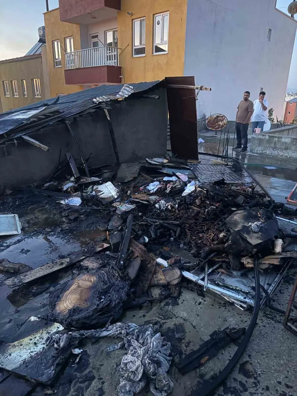 Kahta’da bir evin çatısı alevlere teslim oldu