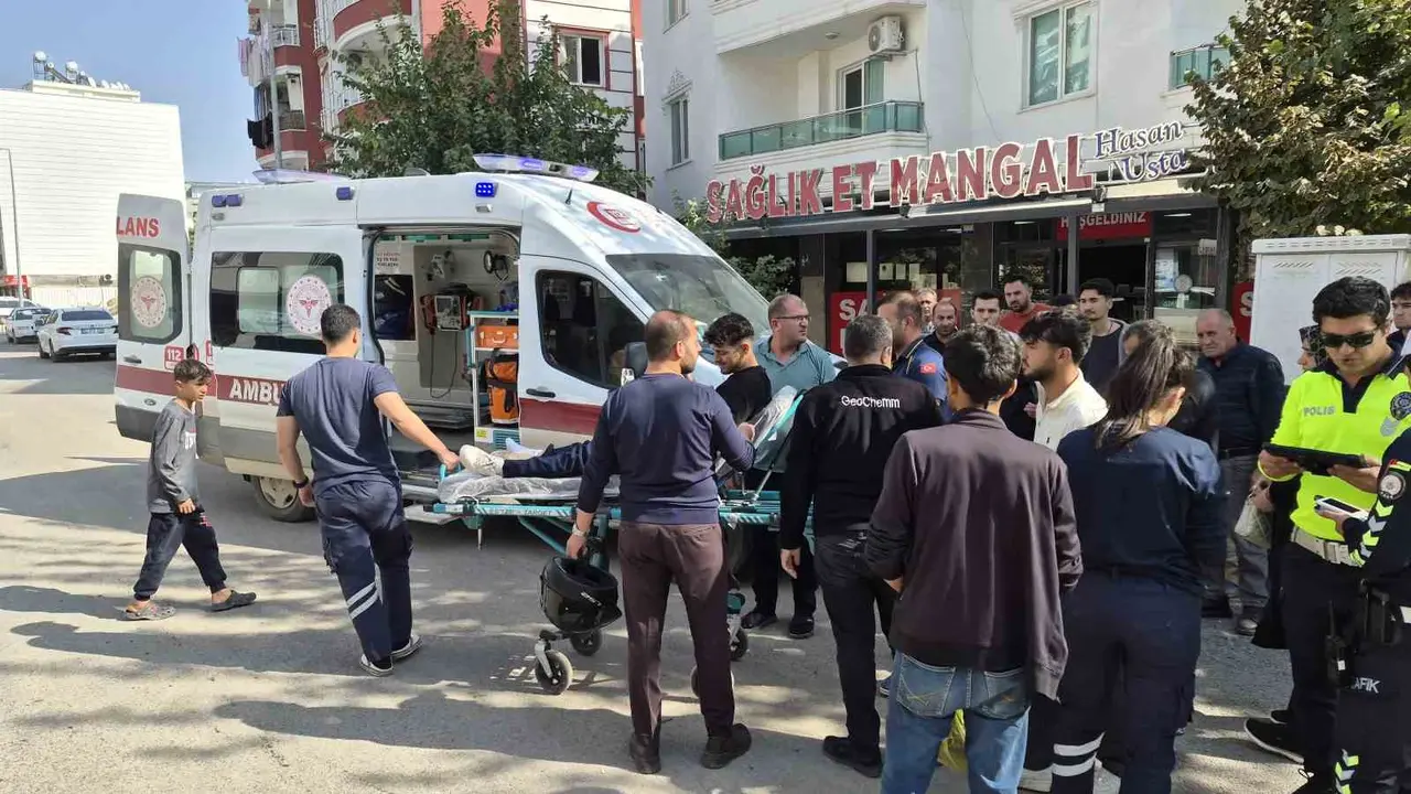 Adıyaman’da kavşakta iki araç çarpıştı, motosiklet sürücüsü hastaneye kaldırıldı