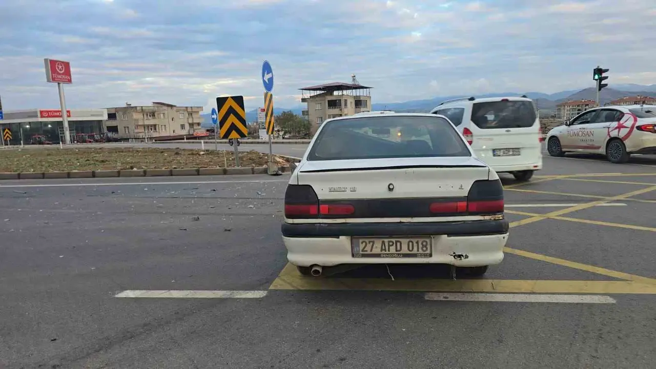 İslahiye otogar kavşağında çarpışan iki otomobil