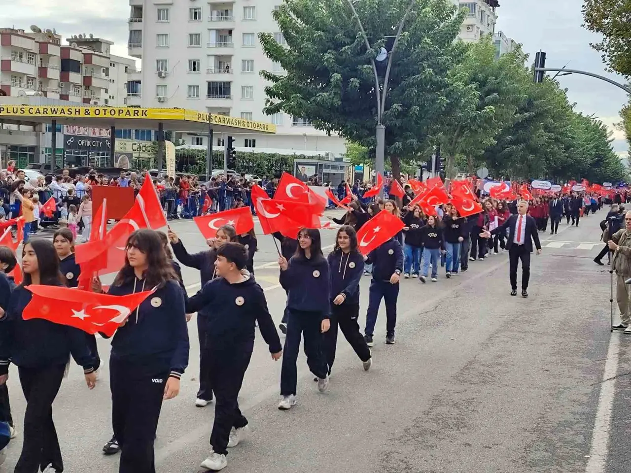 Batman’da Turgut Özal Bulvarı’ndaki 29 Ekim Cumhuriyet Bayramı töreni, protokol ve vatandaşların katılımıyla görüntüleniyor.