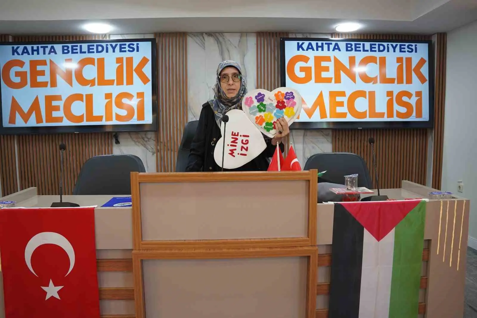 Kâhta Belediyesi Meclis Salonu’ndaki gençlik buluşmasından görüntü