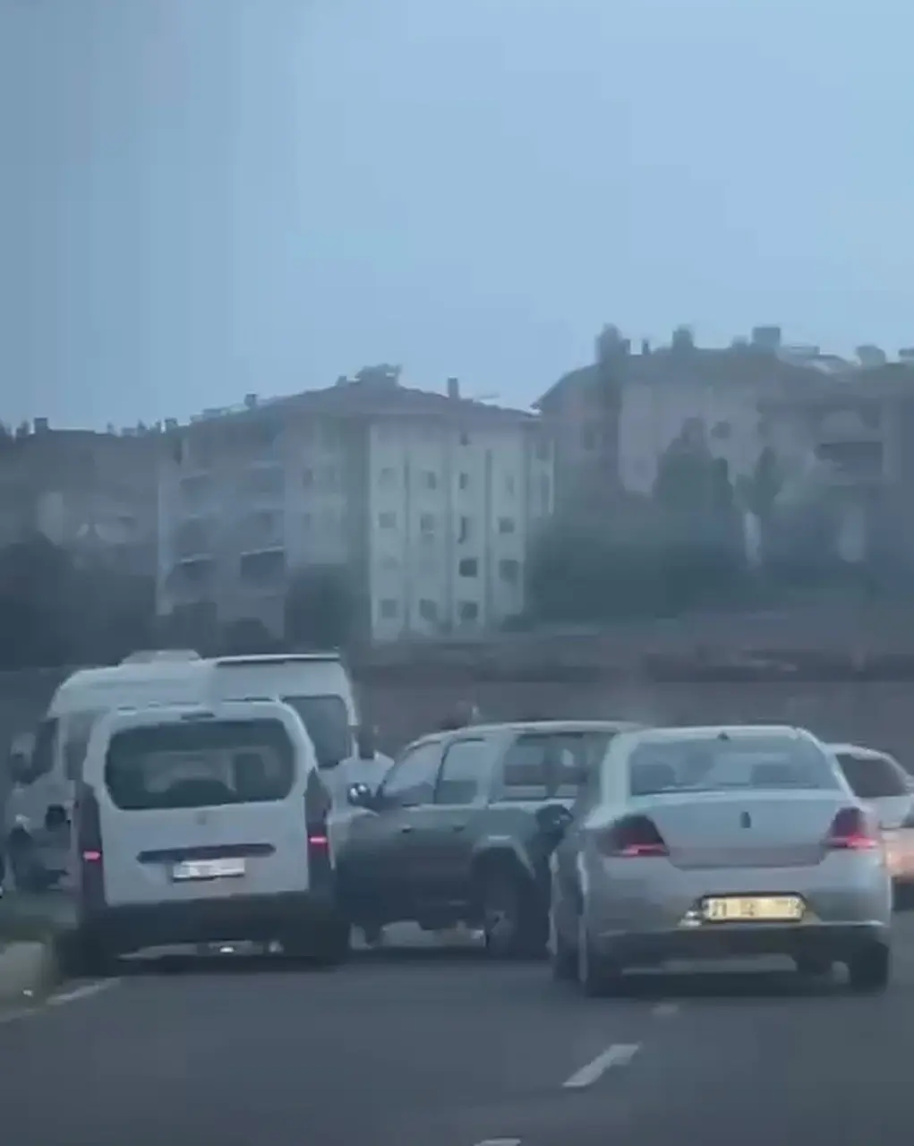 Batman’da üç aracın karıştığı kazada araçlar hasar gördü